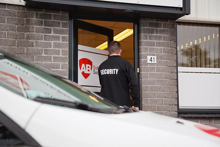 AB Security Solutions - jūsu uzticamais partneris mājas drošības jomā Latvijā, piedāvājot modernas signalizācijas sistēmas, 24/7 uzraudzības pakalpojumus un pielāgotus drošības risinājumus, lai nodrošinātu augstas kvalitātes aizsardzību jūsu mājoklim, ģimenei un uzņēmumam.